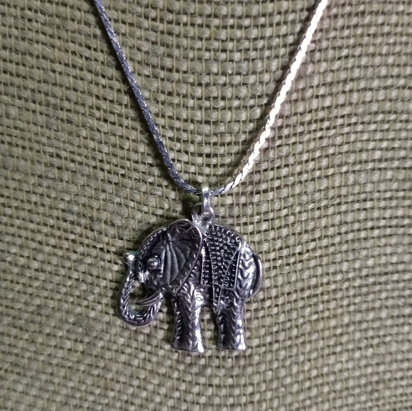 Silvertone elephant necklace - Picture 5 of 5